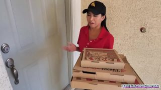 Aceasta bruneta livreaza pizza dar pentru un tips mai mare este de acord sa faca sex